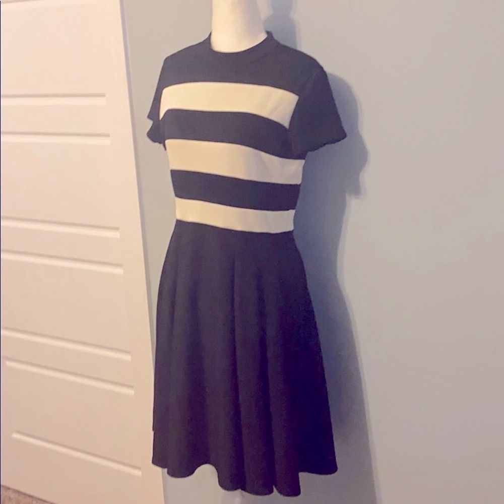 Cute fit and flare dress with pockets!